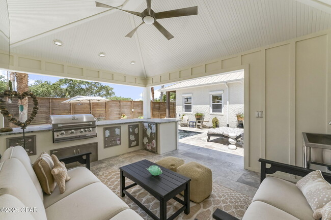 Building Photo - 407 Petrel St