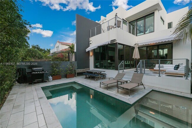 Building Photo - 640 Fernwood Rd