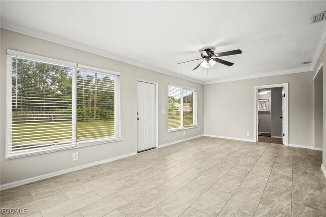 Building Photo - 2210 Parkview Dr