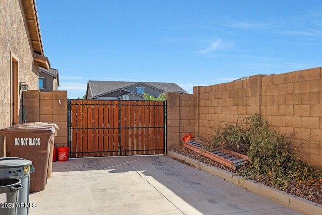 Building Photo - 9422 W Donald Dr