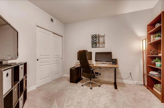 Building Photo - Bright & Spacious Condo Just One Block fro...