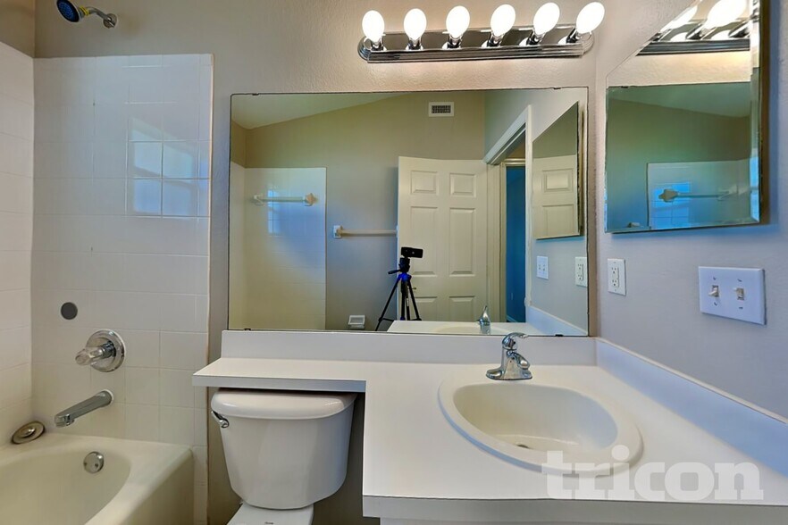 Building Photo - 7641 Manor Dr