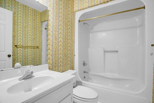 Building Photo - 2 Bed, 2.5 Bath Townhome Available in Simp...