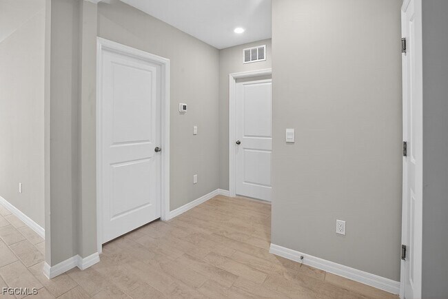 Building Photo - 553 Kingsbury Ln