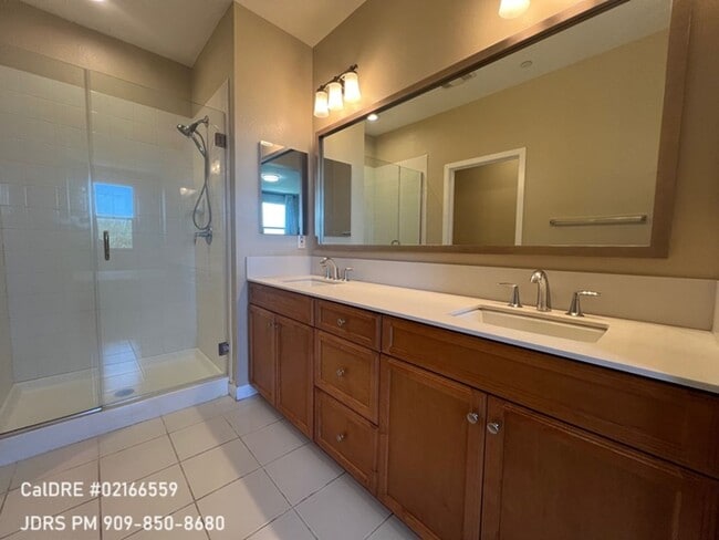 Building Photo - Bellflower Furnished 3 Bedroom Townhouse