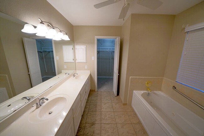 Building Photo - Beautiful Home in the desirable Shavano Ga...