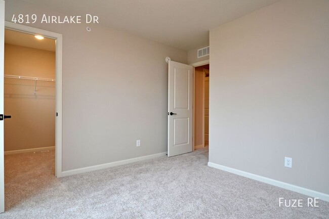 Building Photo - 4819 Airlake Dr
