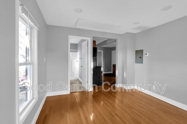 Building Photo - 84 Crane St