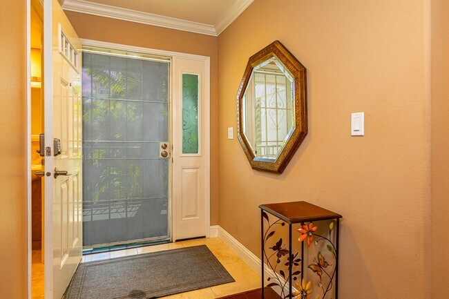Building Photo - Fully Furnished 2 Bed/ 2 Bath Hale Kanani ...