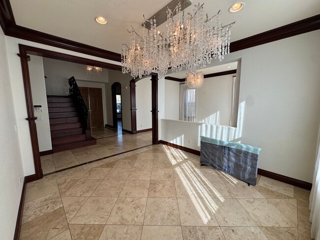 Building Photo - 5 Bedroom Luxury home