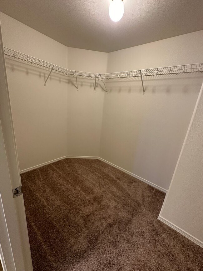 Building Photo - Spacious 2 bed/2.5 bath with bonus room townhome off Road 68