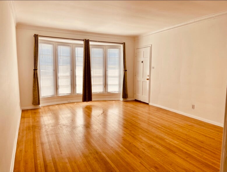 Building Photo - 10942 Moorpark St