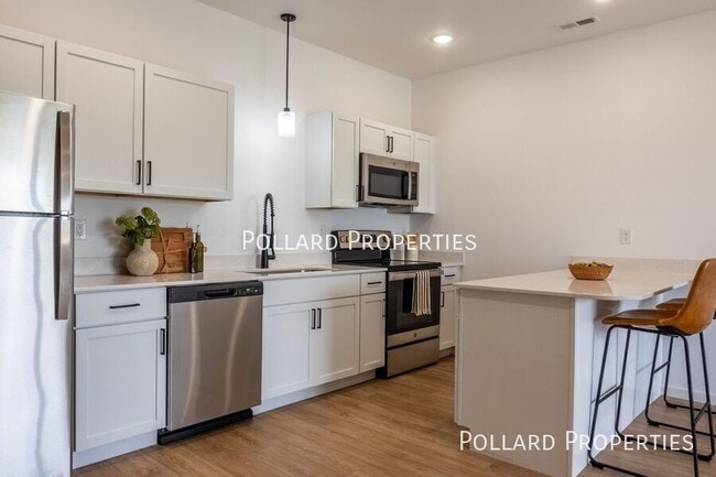 Building Photo - 822 Parkview Dr