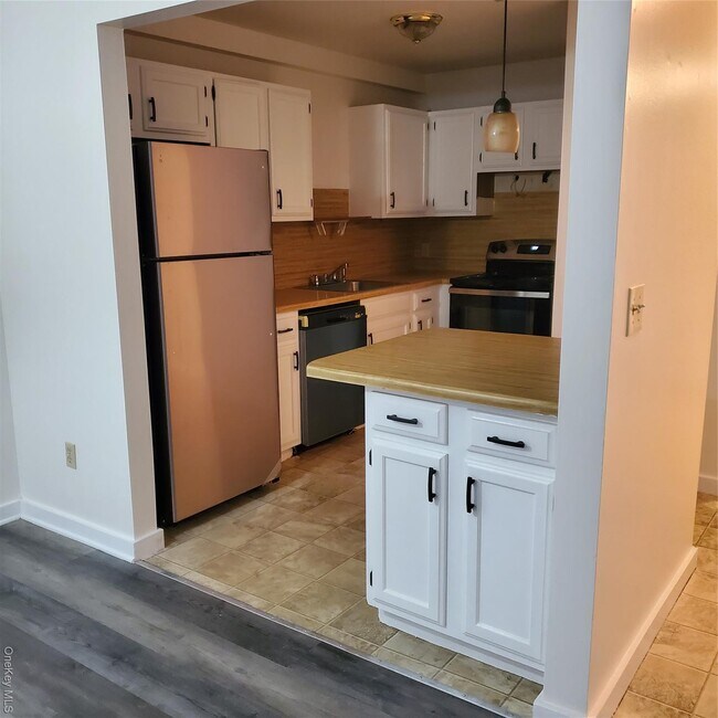 Building Photo - 160-166 W Rd