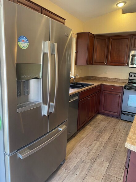 Kitchen - 1220 W Butler Dr