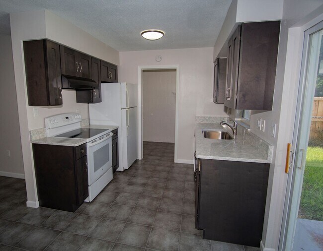 Building Photo - Charming 2/1 duplex with carport near Mills/50