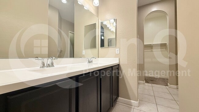 Building Photo - 1367 S Country Club Dr