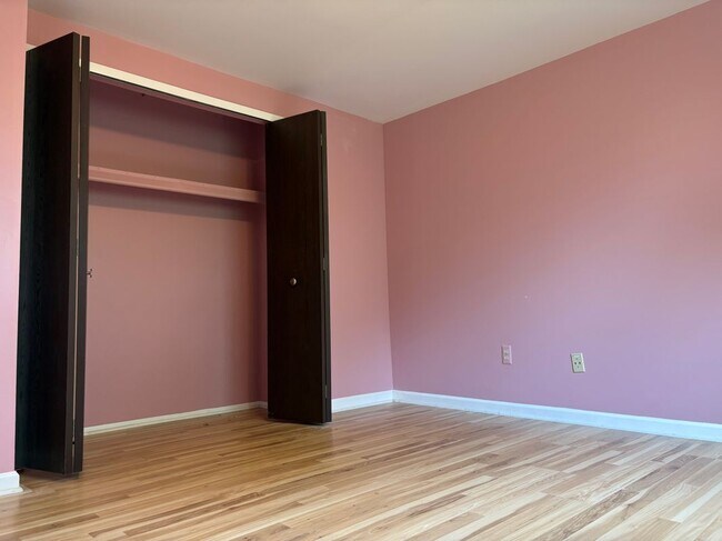 Building Photo - 3550 Kings Point Dr