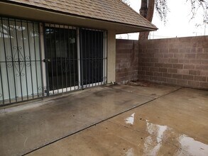 Building Photo - 3 Bed 2 Bath Townhome Close To The Strip!