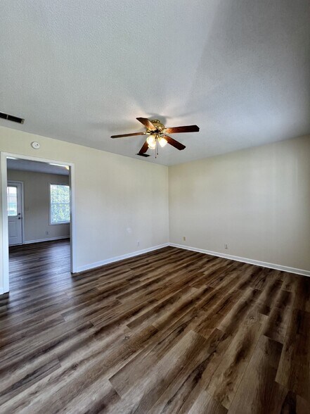 Building Photo - "Charming 2-Bedroom Retreat with 912 Sq Ft of Cozy Living in Oak Grove!"