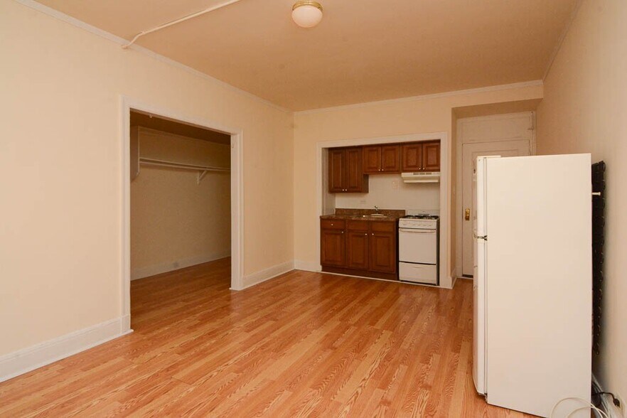 Building Photo - 3335 W Diversey Ave
