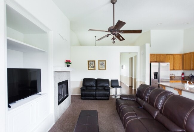 Building Photo - Spacious 4 Bedroom, 2 Bath Furnished Famil...
