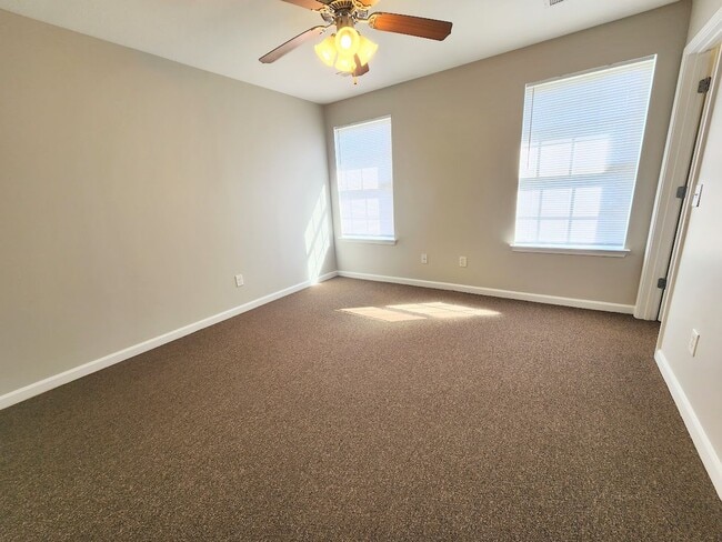 Building Photo - Goldfinch