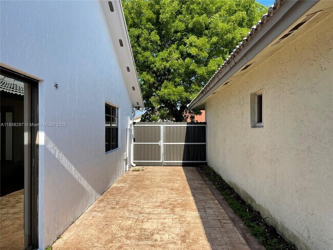 Building Photo - 631 SW 99th Pl