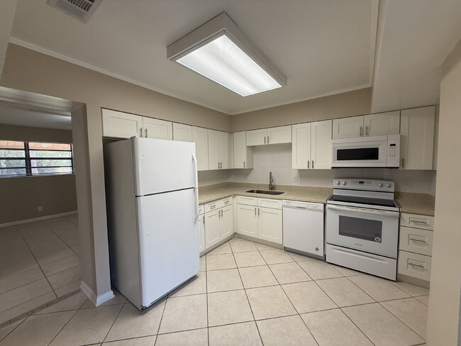 Building Photo - Charming Two Bedroom Duplex!