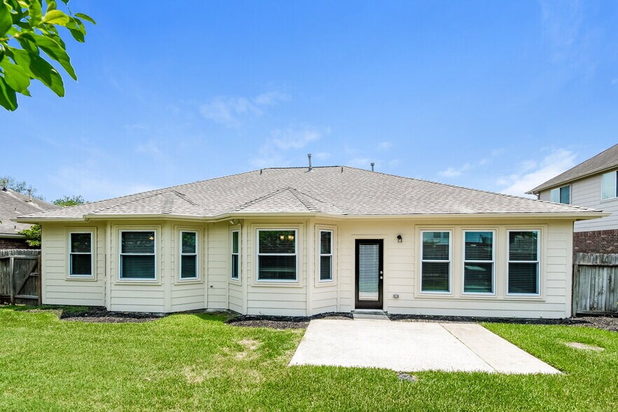 Building Photo - 403 Cedar Lake Dr