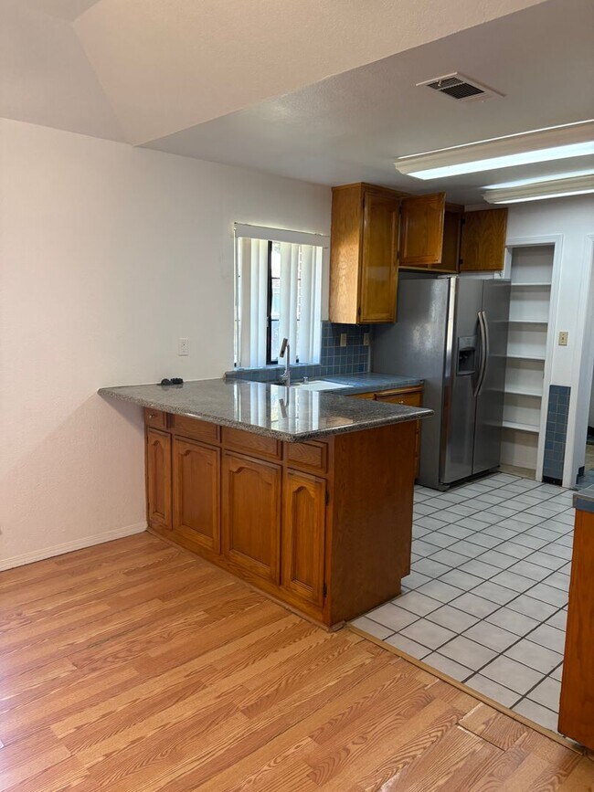 Building Photo - Exceptional 3 bedroom plus Loft or 4th bedroom