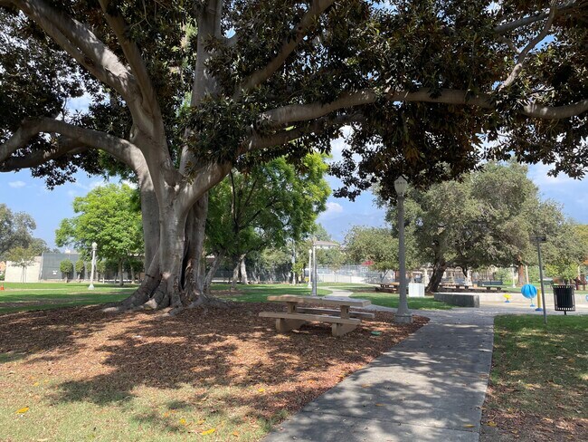 Building Photo - 1385 N Marengo Ave