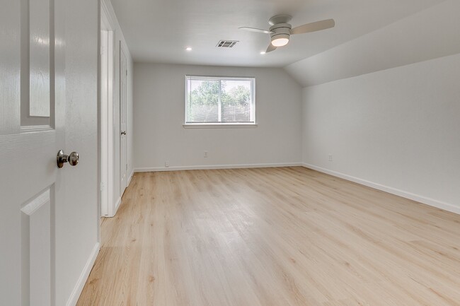 Building Photo - 1430 Westbrooke Terrace