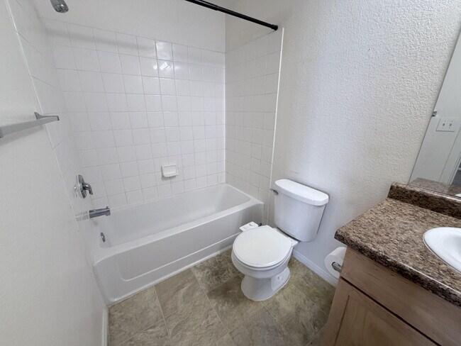 Building Photo - 2 Bedroom 2 Bathroom Condo