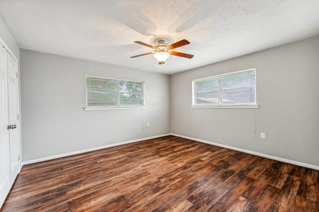 Building Photo - Bright, spacious 3 bedroom 2 bath easy wal...