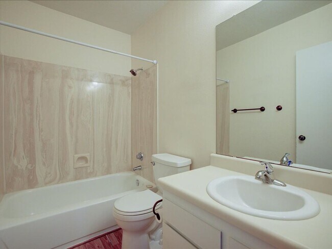 Building Photo - 2 Bedroom 2 Bathroom Retreat with Community Pool & Spa!