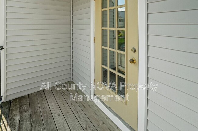 Building Photo - 1611 Carriage House Terrace