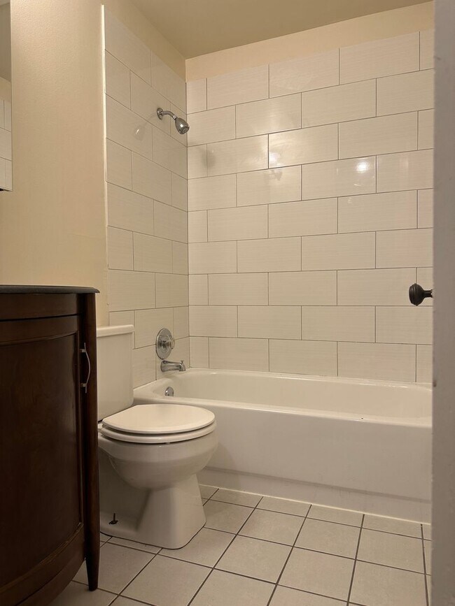 Building Photo - Beautiful 1 Bed/ 1 Bath Apartment Ravenswo...