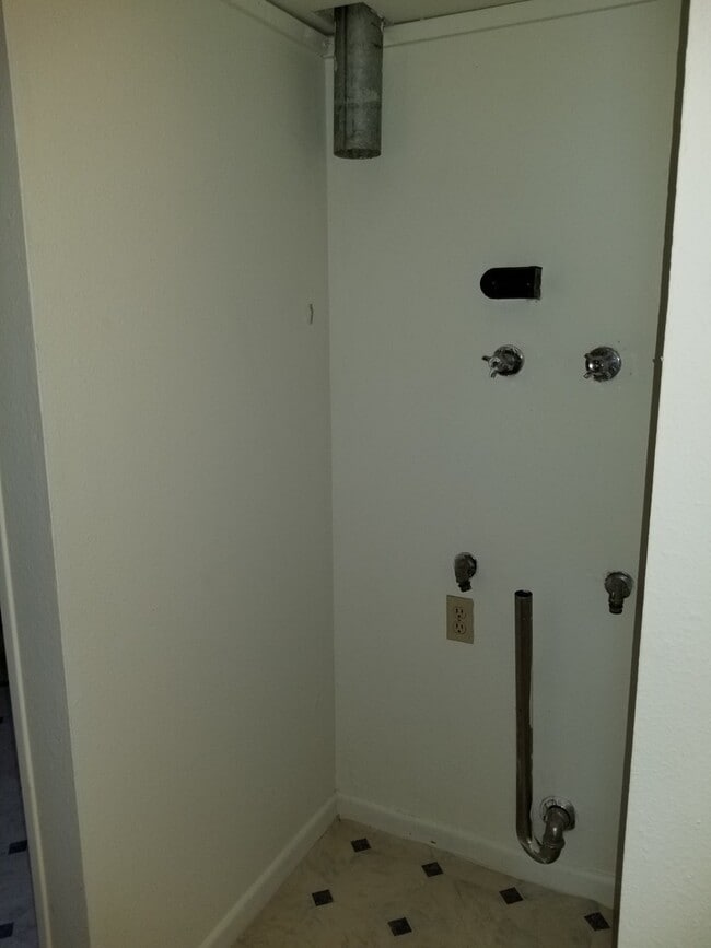 Building Photo - LARGE 1 BEDROOM WITH CARPORT BRICK HOME