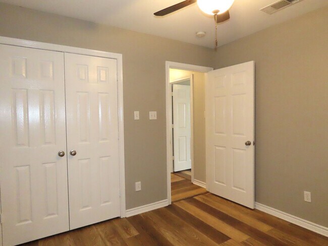 Building Photo - Gorgeous 3 Bedroom, 2 Bath Home in Flint!