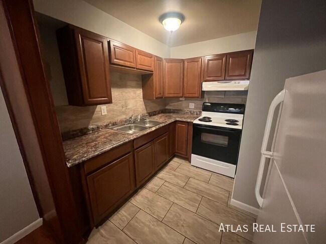 Building Photo - 835 E San Miguel St