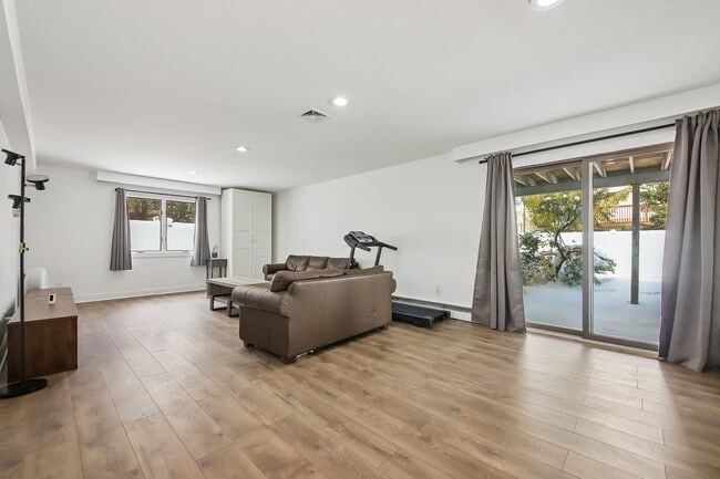 Building Photo - 11 Hudson Terrace