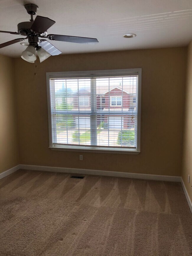 Building Photo - Eagle Landing - End Unit!