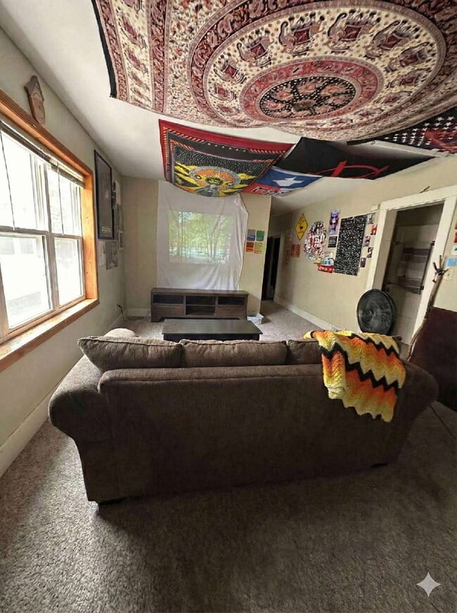 Building Photo - 3 Bed 1 Bath near UWEC! Available June 1st!