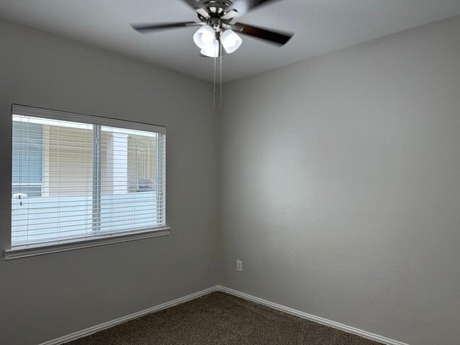 Building Photo - 413 Hilltop Dr