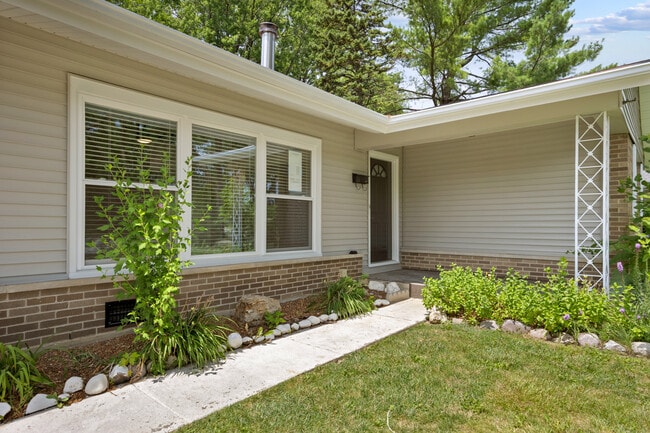Building Photo - 1060 Warwick Ln