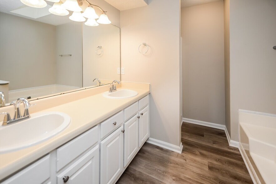 Building Photo - 1658 Eric Cir