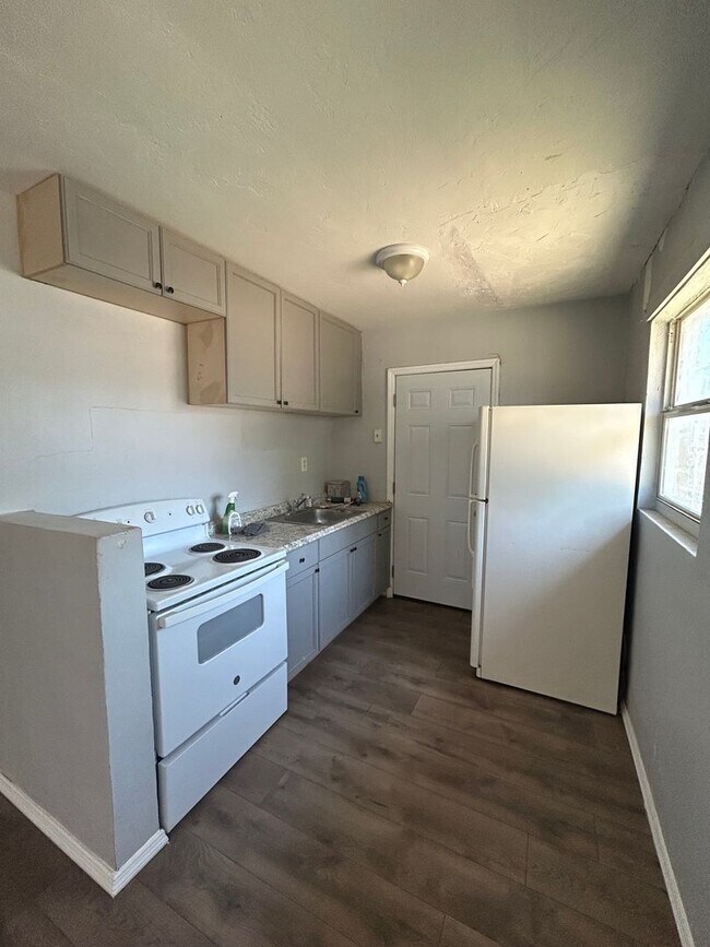 Building Photo - Perfectly located, central Sarasota unit f...