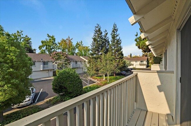 Building Photo - Cupertino 2 Bed, 2 Bath Townhouse with Att...