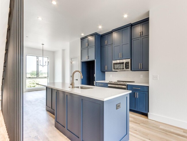 Building Photo - Incredible Wheeler District Townhome